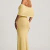 Vestito lungo con spalle scoperte Naia Bouclé in giallo Vestito lungo con spalle scoperte Naia Bouclé in giallo