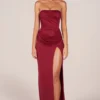 Vestito lungo drappeggiato con fascia Matilde in rosso ciliegia Vestito lungo drappeggiato con fascia Matilde in rosso ciliegia