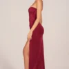 Vestito lungo drappeggiato con fascia Matilde in rosso ciliegia Vestito lungo drappeggiato con fascia Matilde in rosso ciliegia