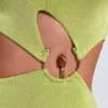 Vestito lungo monospalla con dettagli metallici Rosalia in verde oliva Vestito lungo monospalla con dettagli metallici Rosalia in verde oliva