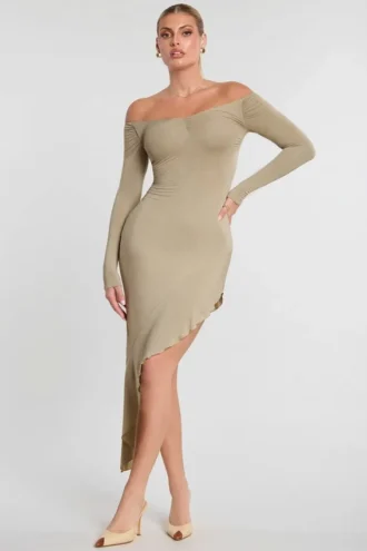 Vestito lungo Roxana con maniche lunghe e spalle scoperte in misto modal e cashmere, color taupe