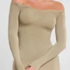 Vestito lungo Roxana con maniche lunghe e spalle scoperte in misto modal e cashmere, color taupe Vestito lungo Roxana con maniche lunghe e spalle scoperte in misto modal e cashmere, color taupe