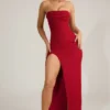 Vestito lungo senza spalline con collo a cappuccio decorato La Rochette in rosso vero Vestito lungo senza spalline con collo a cappuccio decorato La Rochette in rosso vero