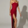 Vestito lungo senza spalline con collo a cappuccio decorato La Rochette in rosso vero Vestito lungo senza spalline con collo a cappuccio decorato La Rochette in rosso vero