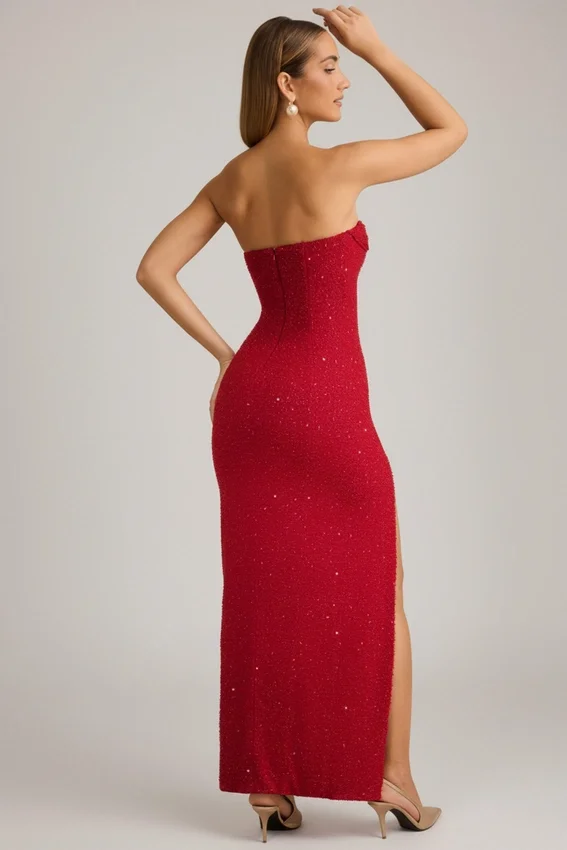 Vestito lungo senza spalline con collo a cappuccio decorato La Rochette in rosso vero Vestito lungo senza spalline con collo a cappuccio decorato La Rochette in rosso vero