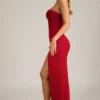Vestito lungo senza spalline con collo a cappuccio decorato La Rochette in rosso vero Vestito lungo senza spalline con collo a cappuccio decorato La Rochette in rosso vero