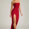 Vestito lungo senza spalline con collo a cappuccio decorato La Rochette in rosso vero Vestito lungo senza spalline con collo a cappuccio decorato La Rochette in rosso vero
