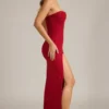 Vestito lungo senza spalline con collo a cappuccio decorato La Rochette in rosso vero Vestito lungo senza spalline con collo a cappuccio decorato La Rochette in rosso vero