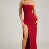 Vestito lungo senza spalline con collo a cappuccio decorato La Rochette in rosso vero Vestito lungo senza spalline con collo a cappuccio decorato La Rochette in rosso vero