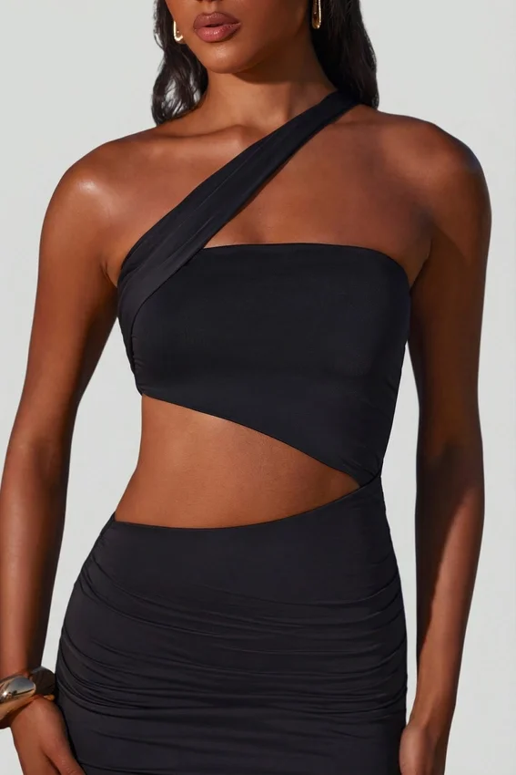 Vestito lungo Suvi con scollo asimmetrico arricciato e cut-out in nero Vestito lungo Suvi con scollo asimmetrico arricciato e cut-out in nero