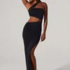 Vestito lungo Suvi con scollo asimmetrico arricciato e cut-out in nero Vestito lungo Suvi con scollo asimmetrico arricciato e cut-out in nero