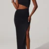 Vestito lungo Suvi con scollo asimmetrico arricciato e cut-out in nero Vestito lungo Suvi con scollo asimmetrico arricciato e cut-out in nero