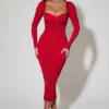 Vestito midi a balze con dettaglio reggiseno a strati Deliana in rosso Vestito midi a balze con dettaglio reggiseno a strati Deliana in rosso