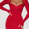 Vestito midi a balze con dettaglio reggiseno a strati Deliana in rosso Vestito midi a balze con dettaglio reggiseno a strati Deliana in rosso