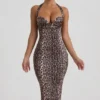 Vestito midi aderente con scollo all’americana e strati Ismay in stampa leopardata Vestito midi aderente con scollo all’americana e strati Ismay in stampa leopardata