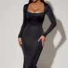 Vestito midi Aimee con collo a cappuccio e maniche lunghe in nero Vestito midi Aimee con collo a cappuccio e maniche lunghe in nero