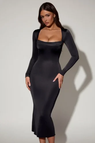 Vestito midi Aimee con collo a cappuccio e maniche lunghe in nero Vestito midi Aimee con collo a cappuccio e maniche lunghe in nero