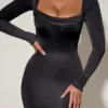 Vestito midi Aimee con collo a cappuccio e maniche lunghe in nero Vestito midi Aimee con collo a cappuccio e maniche lunghe in nero