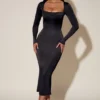 Vestito midi Aimee con collo a cappuccio e maniche lunghe in nero Vestito midi Aimee con collo a cappuccio e maniche lunghe in nero