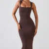 Vestito midi Ainslee con scollo quadrato in marrone cioccolato Vestito midi Ainslee con scollo quadrato in marrone cioccolato