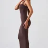 Vestito midi Ainslee con scollo quadrato in marrone cioccolato Vestito midi Ainslee con scollo quadrato in marrone cioccolato