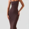 Vestito midi Ainslee con scollo quadrato in marrone cioccolato Vestito midi Ainslee con scollo quadrato in marrone cioccolato