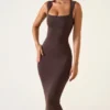 Vestito midi Ainslee con scollo quadrato in marrone cioccolato Vestito midi Ainslee con scollo quadrato in marrone cioccolato