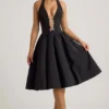 Vestito midi Angelina con scollo all’americana e fiocco in nero Vestito midi Angelina con scollo all’americana e fiocco in nero