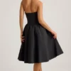 Vestito midi Angelina con scollo all’americana e fiocco in nero Vestito midi Angelina con scollo all’americana e fiocco in nero
