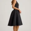 Vestito midi Angelina con scollo all’americana e fiocco in nero Vestito midi Angelina con scollo all’americana e fiocco in nero