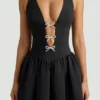 Vestito midi Angelina con scollo all’americana e fiocco in nero Vestito midi Angelina con scollo all’americana e fiocco in nero
