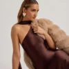 Vestito midi asimmetrico con dettaglio a sciarpa Shaya in marrone cioccolato Vestito midi asimmetrico con dettaglio a sciarpa Shaya in marrone cioccolato