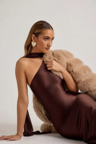 Vestito midi asimmetrico con dettaglio a sciarpa Shaya in marrone cioccolato