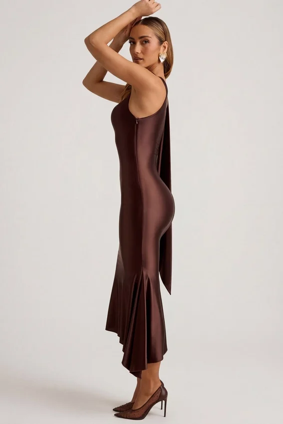 Vestito midi asimmetrico con dettaglio a sciarpa Shaya in marrone cioccolato Vestito midi asimmetrico con dettaglio a sciarpa Shaya in marrone cioccolato