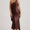 Vestito midi asimmetrico con dettaglio a sciarpa Shaya in marrone cioccolato Vestito midi asimmetrico con dettaglio a sciarpa Shaya in marrone cioccolato