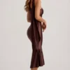 Vestito midi asimmetrico con dettaglio a sciarpa Shaya in marrone cioccolato Vestito midi asimmetrico con dettaglio a sciarpa Shaya in marrone cioccolato