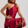 Vestito midi asimmetrico con dettaglio a sciarpa Shaya in rosso vero Vestito midi asimmetrico con dettaglio a sciarpa Shaya in rosso vero