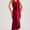Vestito midi asimmetrico con dettaglio a sciarpa Shaya in rosso vero Vestito midi asimmetrico con dettaglio a sciarpa Shaya in rosso vero
