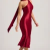 Vestito midi asimmetrico con dettaglio a sciarpa Shaya in rosso vero Vestito midi asimmetrico con dettaglio a sciarpa Shaya in rosso vero