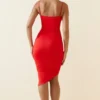 Vestito midi asimmetrico con ruches Anaisa in scarlatto Vestito midi asimmetrico con ruches Anaisa in scarlatto