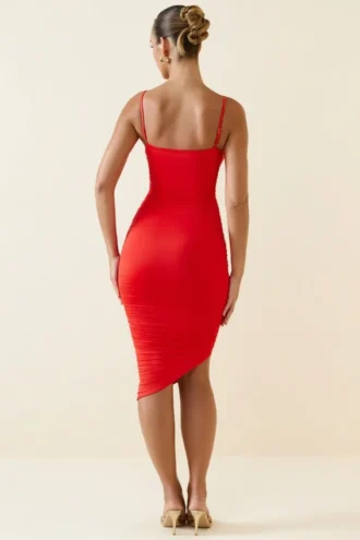 Vestito midi asimmetrico con ruches Anaisa in scarlatto