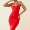 Vestito midi asimmetrico con ruches Anaisa in scarlatto Vestito midi asimmetrico con ruches Anaisa in scarlatto