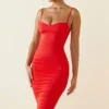 Vestito midi asimmetrico con ruches Anaisa in scarlatto Vestito midi asimmetrico con ruches Anaisa in scarlatto