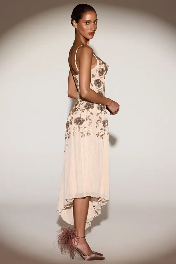 Vestito midi asimmetrico Zelina con scollo rotondo morbido e decorazioni in oro Vestito midi asimmetrico Zelina con scollo rotondo morbido e decorazioni in oro