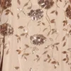 Vestito midi asimmetrico Zelina con scollo rotondo morbido e decorazioni in oro Vestito midi asimmetrico Zelina con scollo rotondo morbido e decorazioni in oro