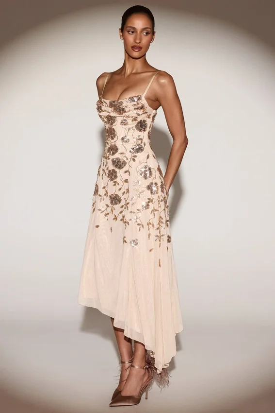 Vestito midi asimmetrico Zelina con scollo rotondo morbido e decorazioni in oro Vestito midi asimmetrico Zelina con scollo rotondo morbido e decorazioni in oro