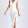 Vestito midi con collo a cappuccio e volant Deva in bianco Vestito midi con collo a cappuccio e volant Deva in bianco