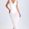 Vestito midi con collo a cappuccio e volant Deva in bianco Vestito midi con collo a cappuccio e volant Deva in bianco