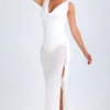 Vestito midi con collo a cappuccio e volant Deva in bianco Vestito midi con collo a cappuccio e volant Deva in bianco