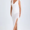 Vestito midi con collo a cappuccio e volant Deva in bianco Vestito midi con collo a cappuccio e volant Deva in bianco